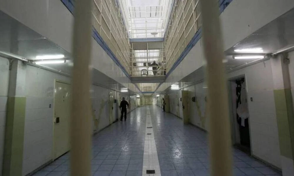 Aπατεώνας ξάφριζε ηλικιωμένους προσποιούμενος τον γιατρό ή τον ασφαλιστή